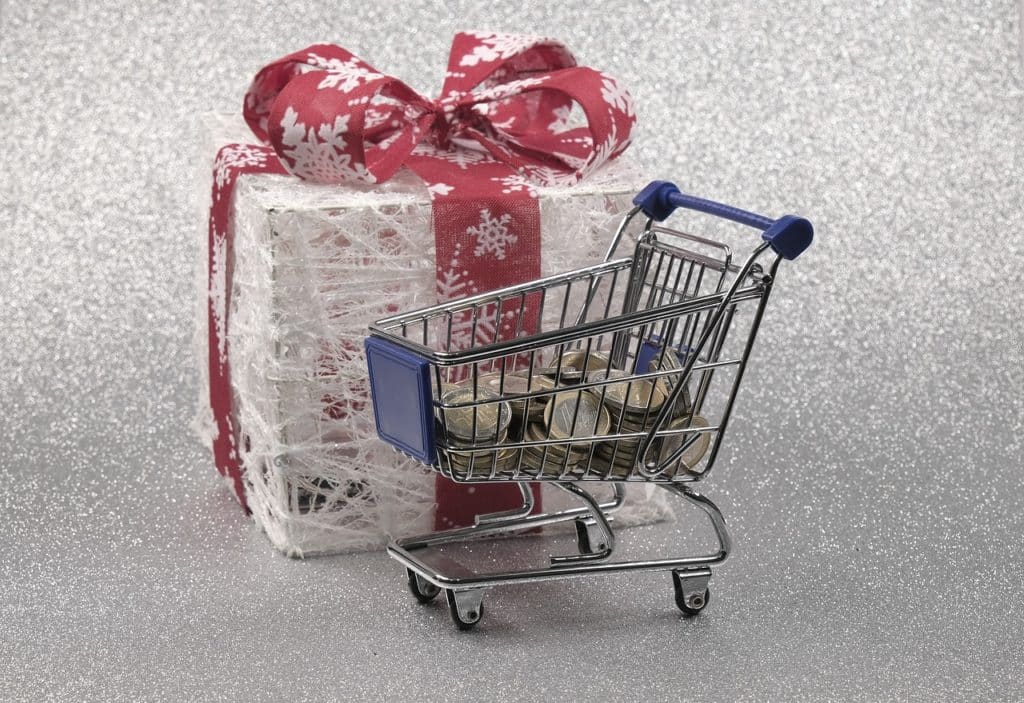 Weihnachtsgeld: Ein Teil geht in Vorsorge und Versicherung