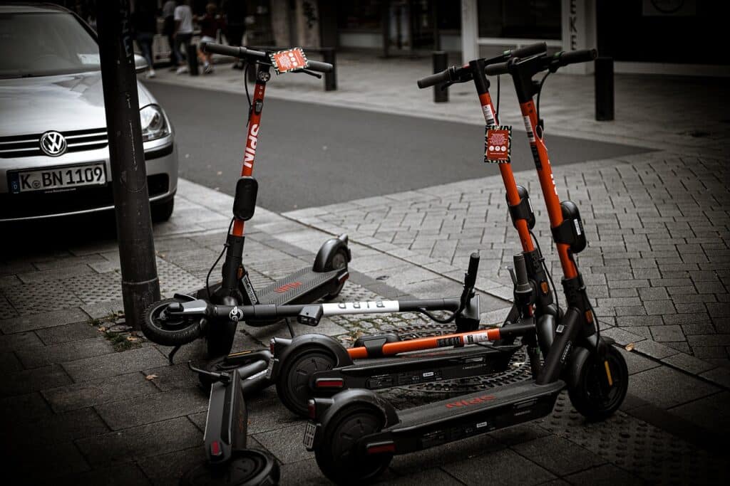 Elektroroller parken auf dem Gehweg.