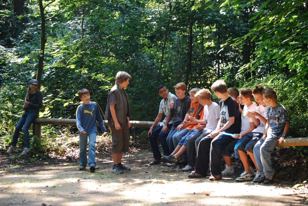 Kinderlager im Wald mit Gruppe von Kindern.