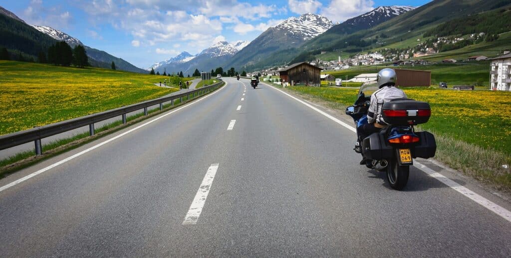 Motorrad- und Rollerfahrer sollten auch bei Hitze Schutzbekleidung tragen