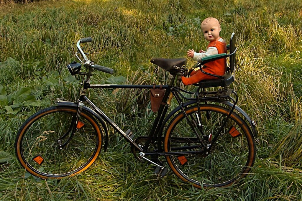 Kindersicherung im Auto und am Rad beachten