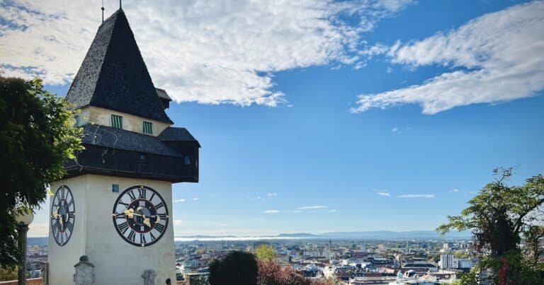 Grazer Uhrturm am Schlossberg mit Blick über Graz – die Heimatstadt der GRAWE (Grazer Wechselseitige Versicherung)